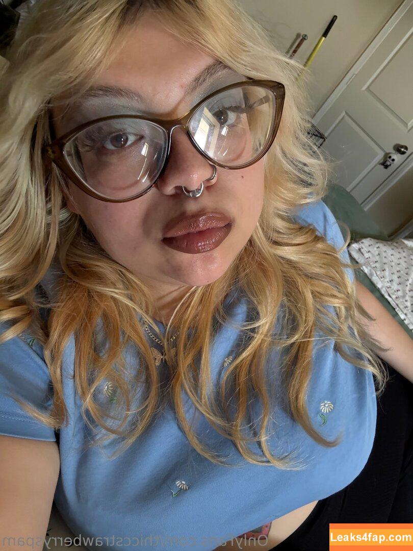 thiccstrawberryspam /  leaked photo photo #0019