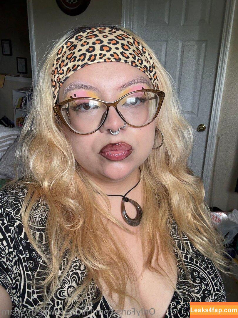 thiccstrawberryspam /  leaked photo photo #0022