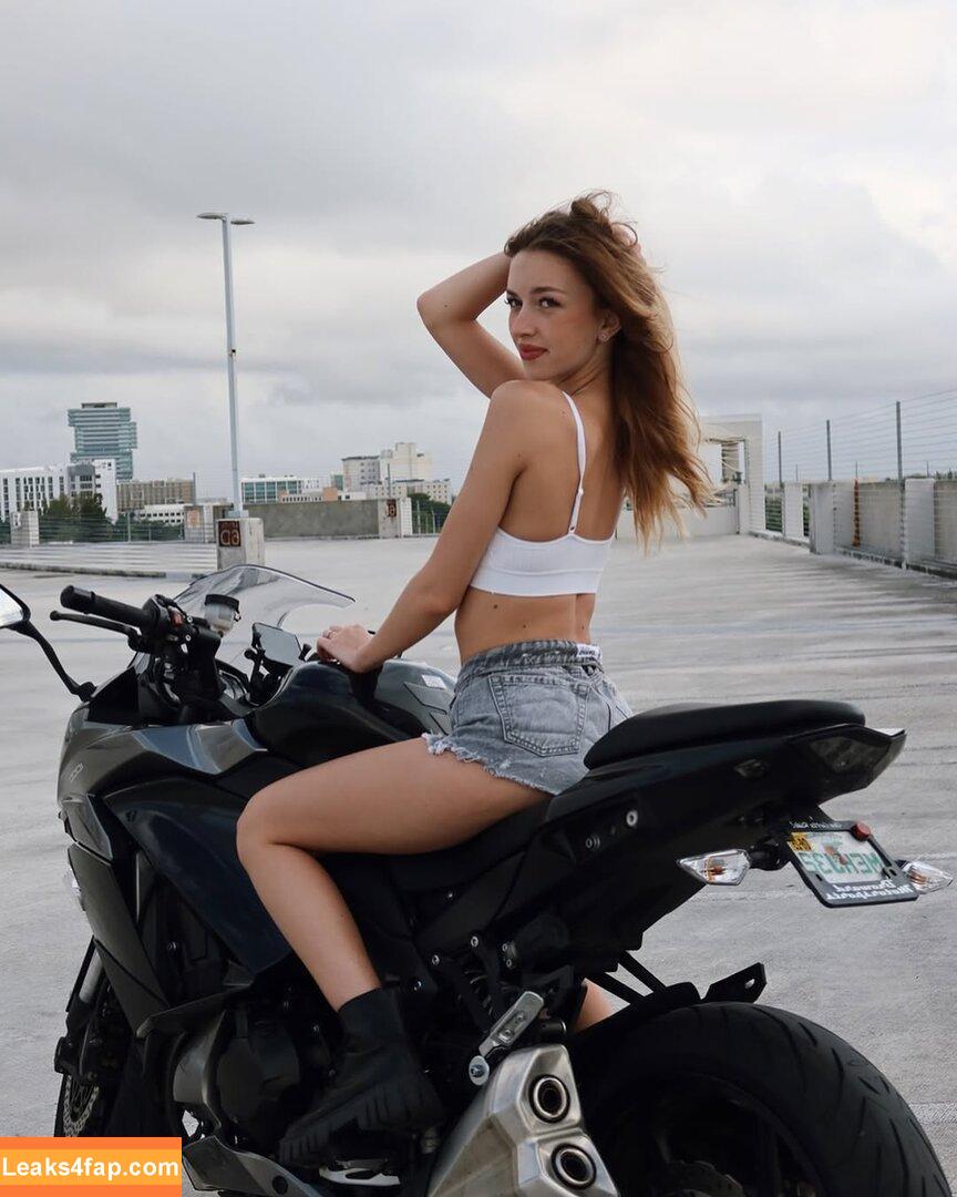 tinabellee / bookbabeava / booktokava / tianabellee leaked photo photo #0029