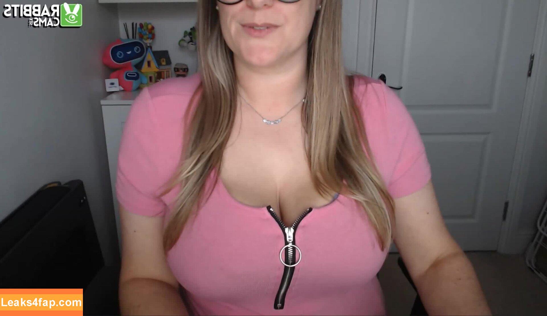 tittietia19 /  leaked photo photo #0001