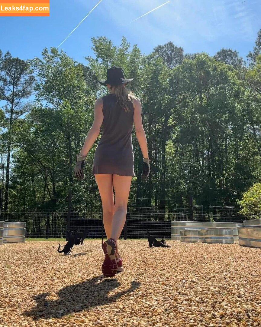 Tricia Helfer / Cylon / https: / officialtriciahelfer / triciahelfer leaked photo photo #0434