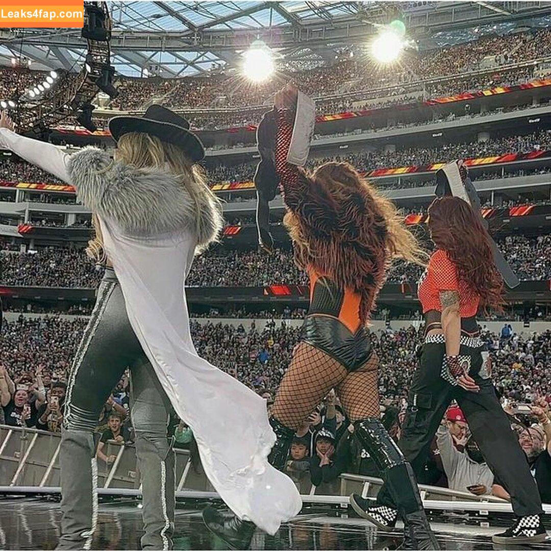 Trish Stratus / trishstratuscom leaked photo photo #0540