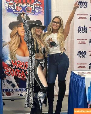 Trish Stratus photo #0972