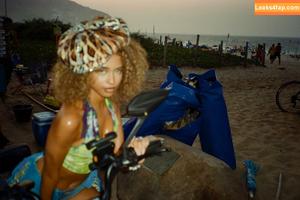 Tyla photo #0215