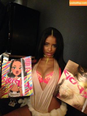 Tyla photo #0781