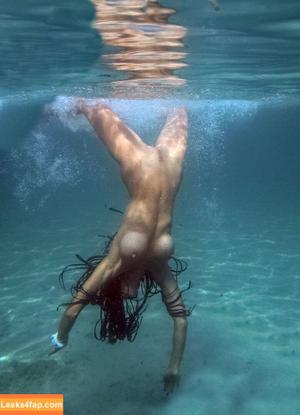 Underwater Tori photo #0003