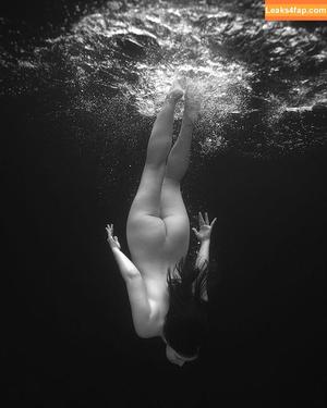 Underwater Tori photo #0007