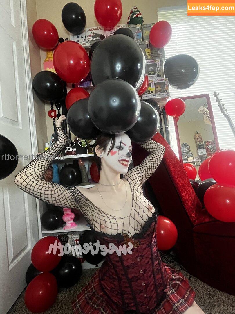 ursweetiemoth / mothinthewalls leaked photo photo #0001