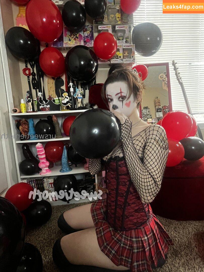 ursweetiemoth / mothinthewalls leaked photo photo #0002