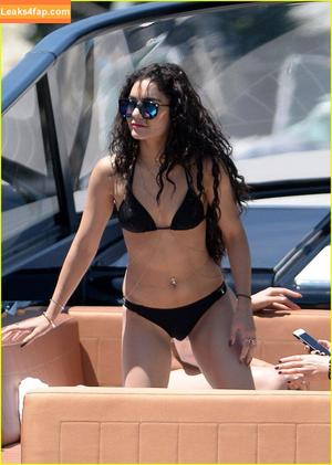 Vanessa Hudgens Sister photo #0005
