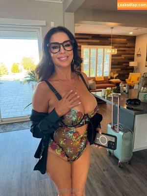 Veronica Avluv photo #0379