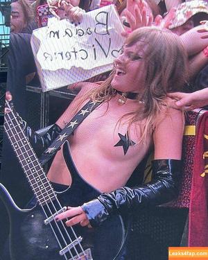 Victoria De Angelis photo #0022