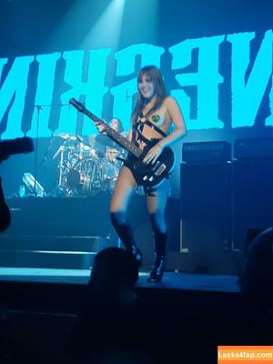 Victoria De Angelis photo #0045