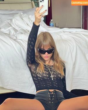 Victoria De Angelis photo #0053