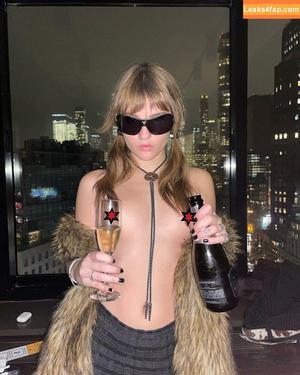 Victoria De Angelis photo #0081