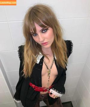 Victoria De Angelis photo #0099