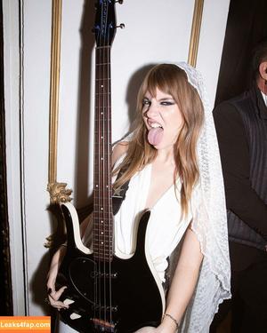 Victoria De Angelis фото #0159