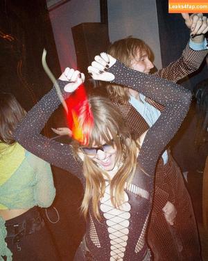 Victoria De Angelis фото #0187