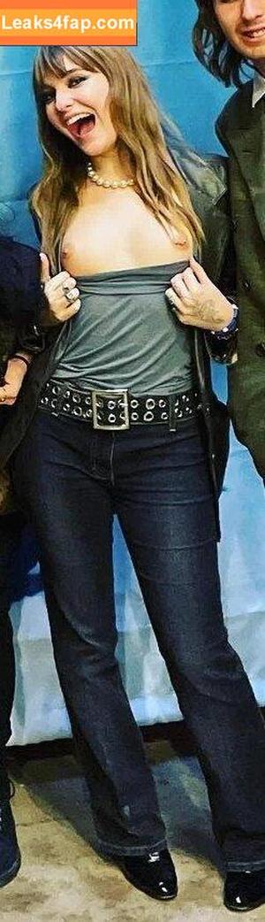 Victoria De Angelis фото #0190