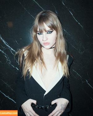 Victoria De Angelis фото #0197