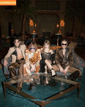 Victoria De Angelis фото #0202