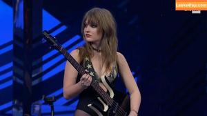 Victoria De Angelis фото #0209