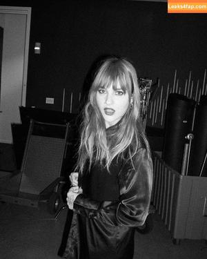 Victoria De Angelis фото #0234