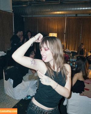 Victoria De Angelis фото #0255