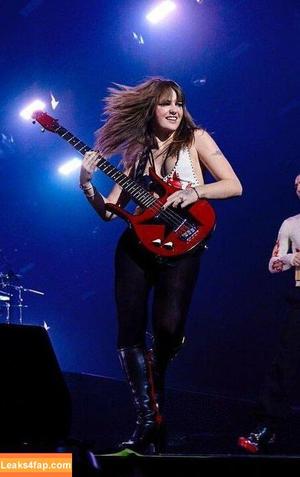 Victoria De Angelis фото #0270