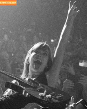 Victoria De Angelis фото #0293