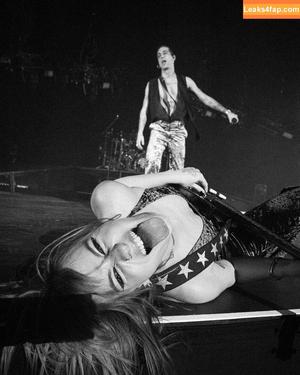 Victoria De Angelis фото #0296