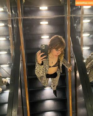 Victoria De Angelis фото #0297