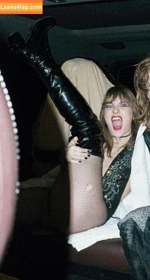 Victoria De Angelis фото #0330