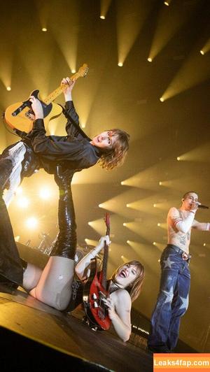 Victoria De Angelis фото #0331