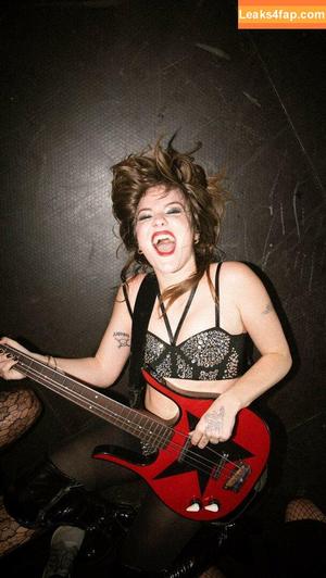 Victoria De Angelis фото #0355