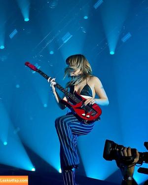 Victoria De Angelis фото #0366