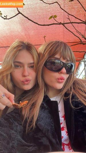 Victoria De Angelis фото #0380