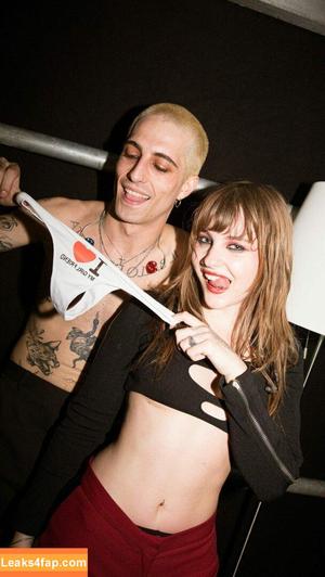 Victoria De Angelis фото #0387