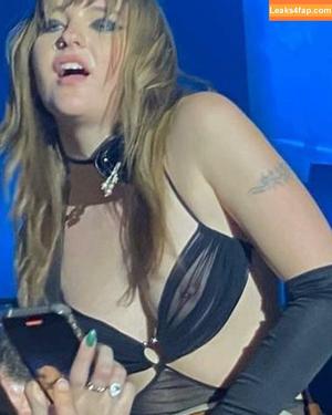 Victoria De Angelis фото #0390