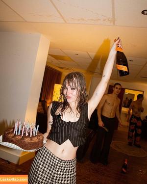 Victoria De Angelis фото #0391