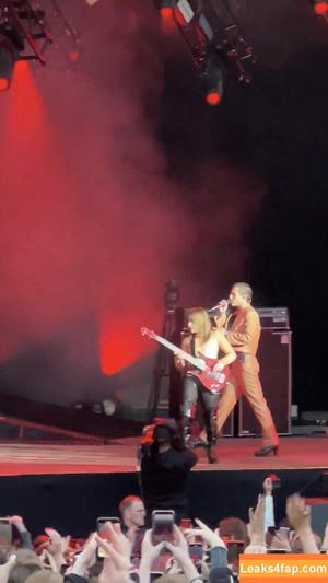 Victoria De Angelis фото #0400