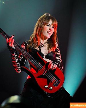 Victoria De Angelis фото #0402