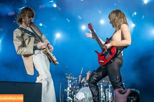 Victoria De Angelis фото #0406