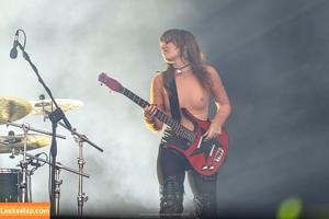 Victoria De Angelis фото #0409