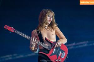 Victoria De Angelis фото #0411