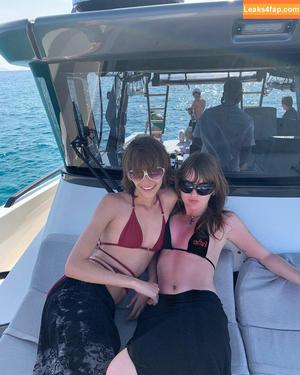 Victoria De Angelis фото #0414