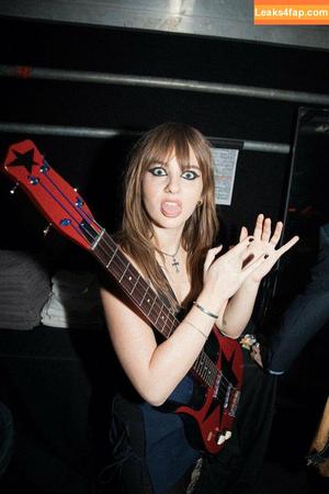 Victoria De Angelis фото #0421