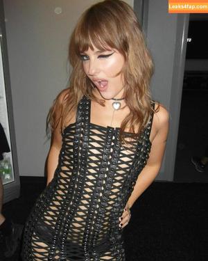 Victoria De Angelis фото #0436