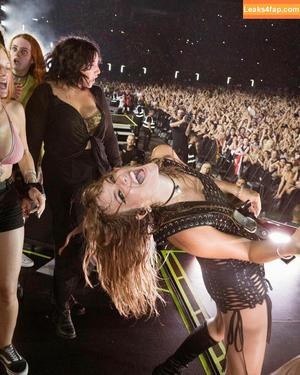 Victoria De Angelis фото #0437