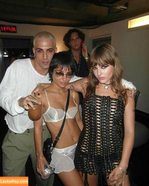 Victoria De Angelis фото #0439